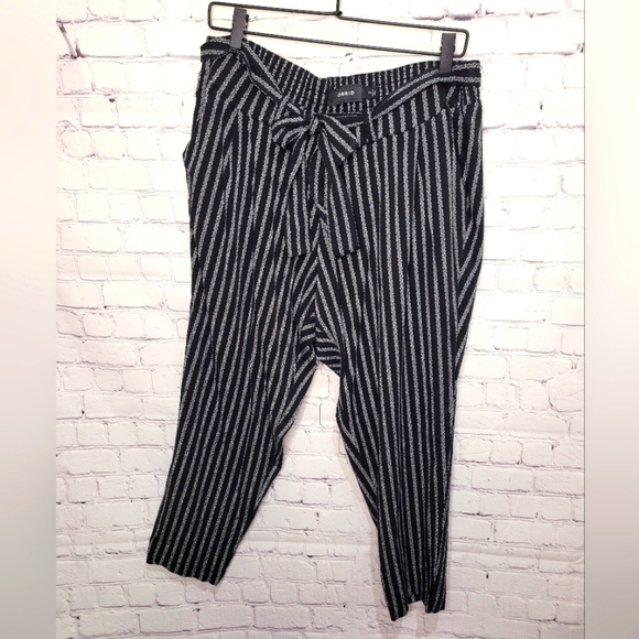 torrid Pants - Torrid Slip-On Black and White Floral Print Size 2X